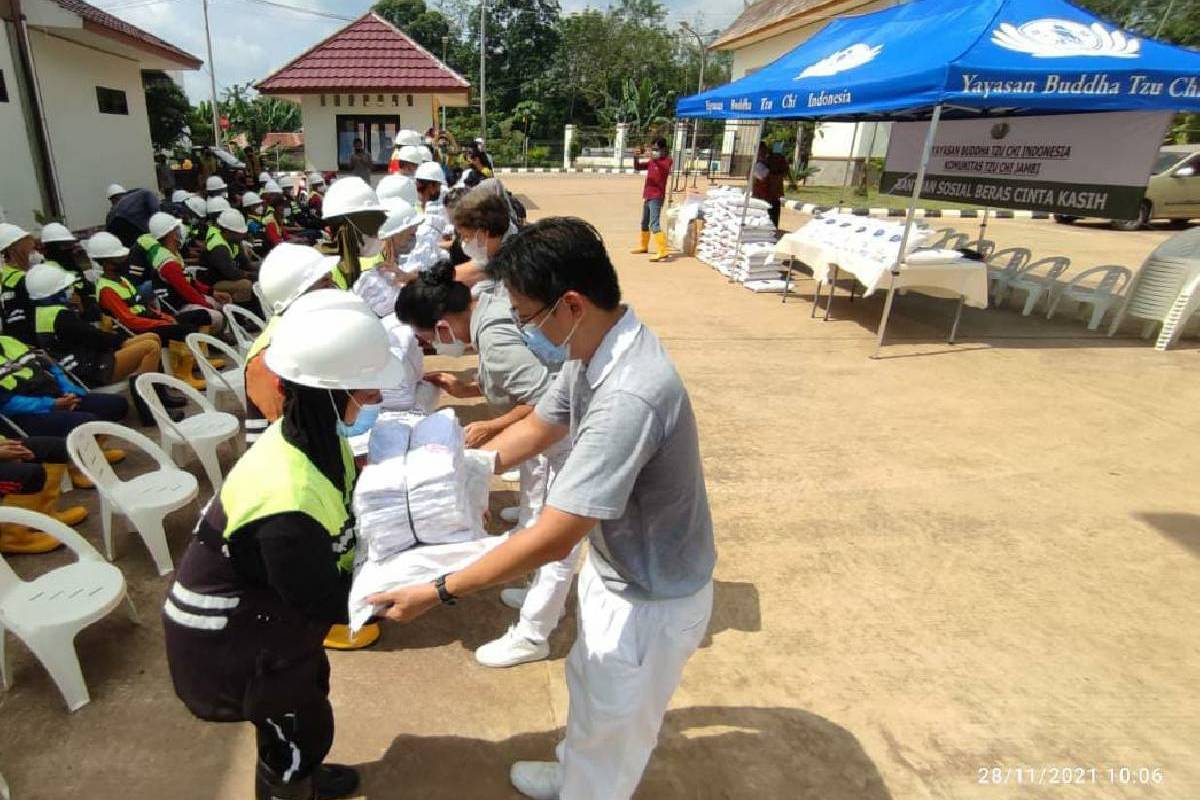 Tzu Chi Jambi Salurkan Beras dan Pakaian untuk Pekerja TPA Talang Gulo Jambi 